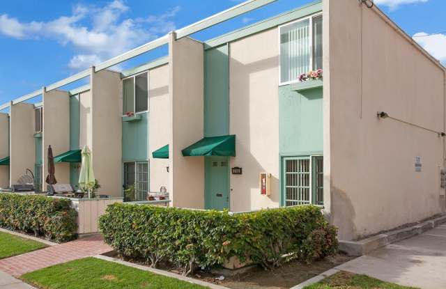 Wonderful Remodeled 2-Story 2BD/1.5BA Townhome in North PB! Parking & Laundry! $3,995/mo Gallery 1