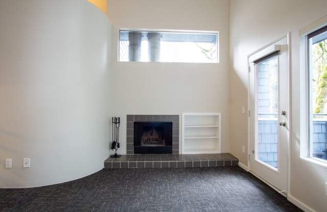 Spacious Lake Oswego 2Bdr w/Fireplace, Dishwasher, W/D, & Balcony! Gallery 3