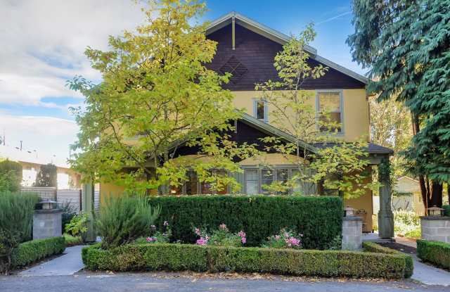 Charming Duplex in the Heart of Lake Oswego Gallery 1