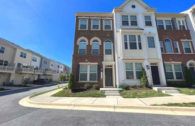 Bright and airy 3bd 3.5bth end of group garage townhome located in Shannon Glen community. Gallery 1