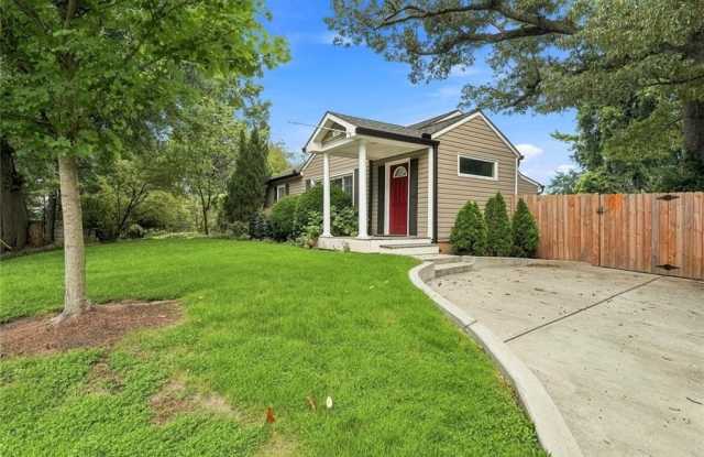 1911 Woodland Hills Avenue NW Gallery 2