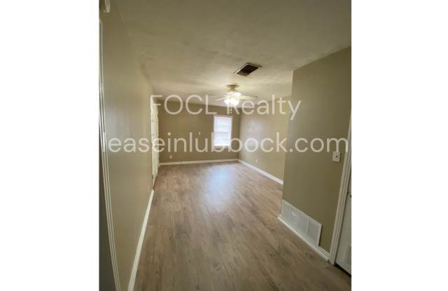 2 Bedroom 1 Bathroom with an Extra Living Space Gallery 4