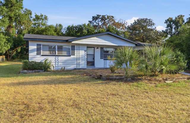 Charming Florida 2 Bedroom Bungalow with an Additional Bonus/Sunroom, Covered Parking  Patio - 13 North Wadsworth Avenue, Beverly Hills, FL 34465