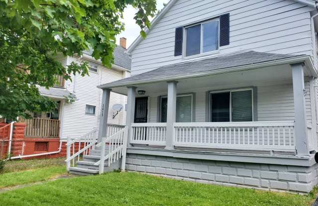 Charming 4-Bedroom Property in Prime Location photos photos