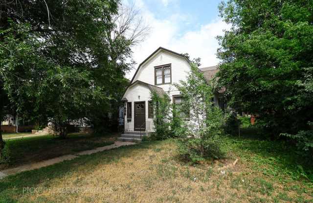 MOVE IN SPECIAL $500 OFF FIRST MONTHS RENT! 5 Bedroom, 2 bath home! photos photos