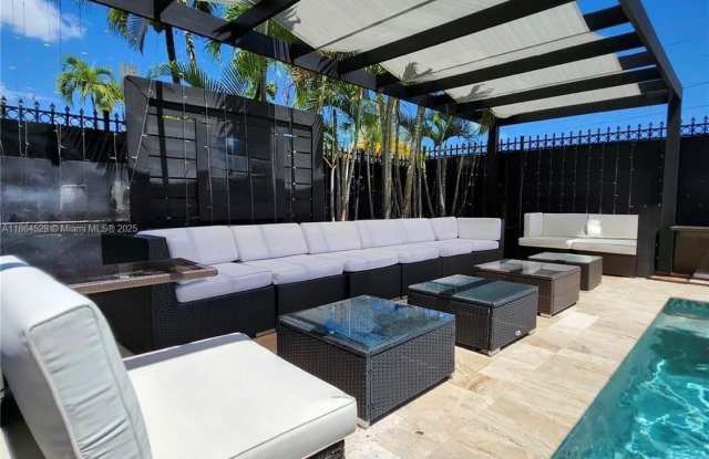 1700 SW 16th Ter photos photos
