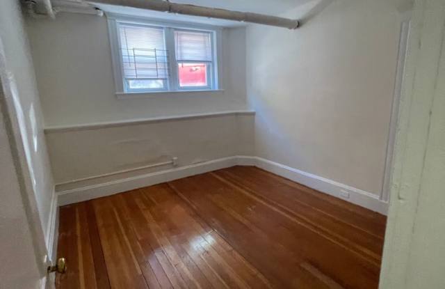 Super Charming Garen level 1 BED  Massive eat in kitchen pet friendly Heat Inc No fee Free mpnh Gallery 4