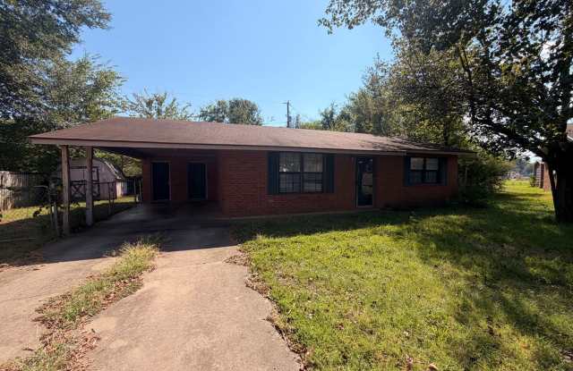 This 3-bedroom, 1-bathroom house in Russellville, AR photos photos