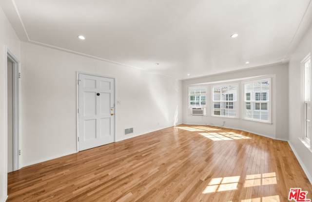 642 1/2 S Dunsmuir Ave Gallery 2