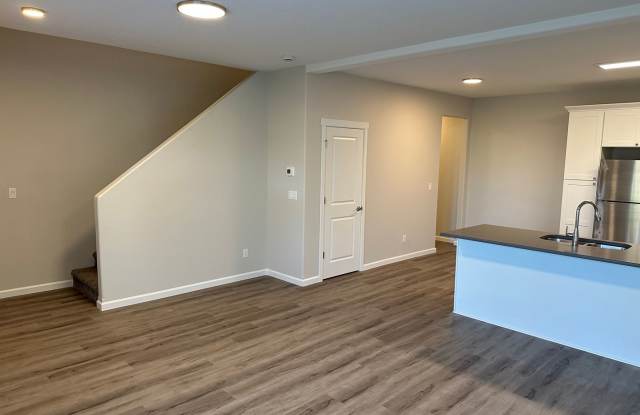 3 Bed / 2.5 Bath Duplex! $250 Amazon Gift Card! *FIRST MONTH'S RENT IS FREE!* Gallery 3