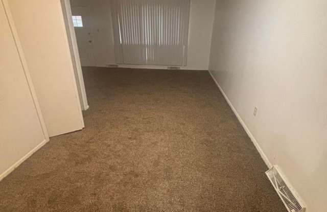 2bd/1.5b Townhome Warrensville Section 8/Cash Pay Gallery 3