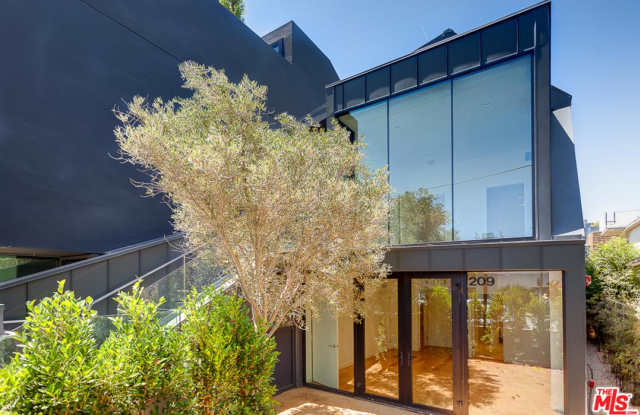 209 HOLLISTER Avenue Gallery 2