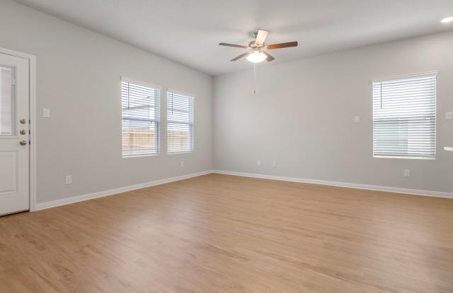 4 Week Free Move-In Special! Well-Maintained Townhome w/ Open Layout & Great Accessibility Gallery 4