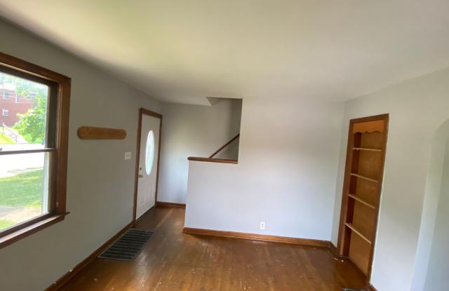 North Campus 3 bedroom 2 bath unit with Laundry hookup Gallery 4