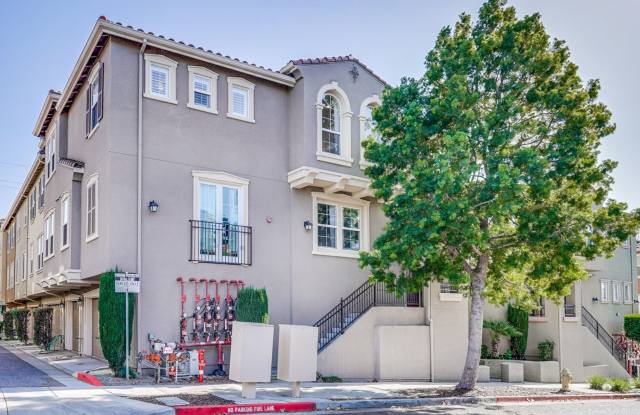 Beautiful 2 Bed 2 Bath End Unit Townhome in Communication Hills! photos photos