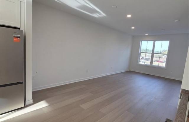25039 DESELBY Square Gallery 4