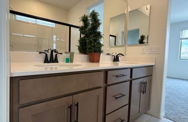 Spacious 4-Bedroom, Three-Level Urban Residence photos photos