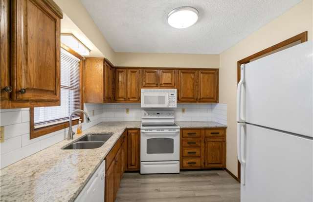 Bella Vista Townhome with POA Amenities & Maintenance-Free Living Gallery 4