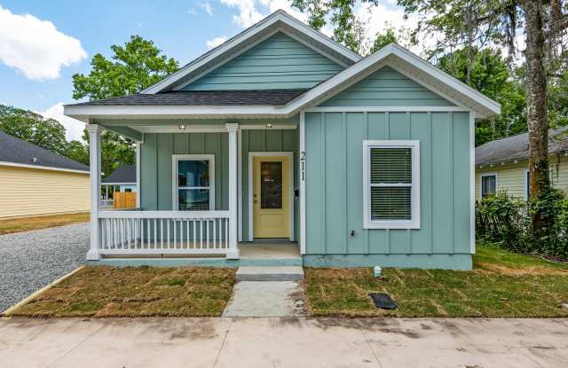 Charming 3-Bed, 2-Bath Home with Fenced Yard – photos photos