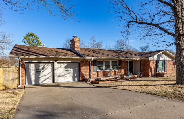 3-Bed Midtown Home, Large Fenced Yard With Pool photos photos