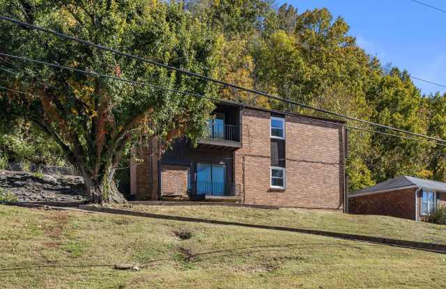 AVAILABLE NOW. 3 BED 1 BATH. IDEAL LOCATION IN BELLVUE. CLOSE TO EVERYTHING WEST NASHVILLE. NEWLY RENOVATED. $1595 PER MONTH. - 220 Cross Timbers Drive, Nashville, TN 37221