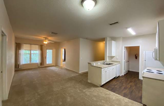 Top floor - 2 Bedrooms, 2 Bathrooms - 3004 Hemingway Circle, Haines City, FL 33844