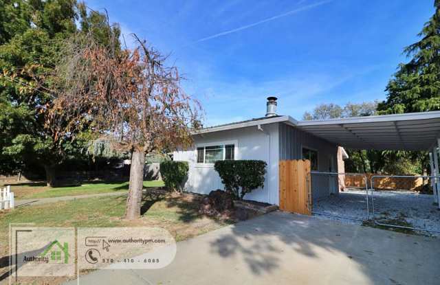 155 Mary Lane - Two Spacious Living Rooms with Wood Burning Stoves, Red Bluff Property Gallery 3