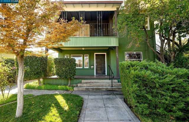 VACANT DOWNTOWN APARTMENT REDONE TO THE 10'S!!! photos photos