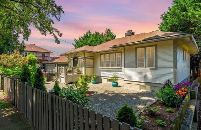 Charming updated 1920s 3BD 3BA photos photos