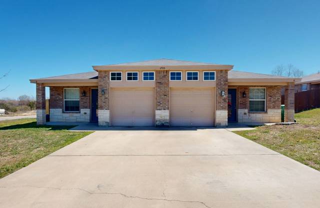 2 WEEKS FREE!!!! NOW ONLY $1395 NO CARPET DUPLEX IN HARKER HEIGHTS!!!! - 1705 Aztec Trace, Harker Heights, TX 76548