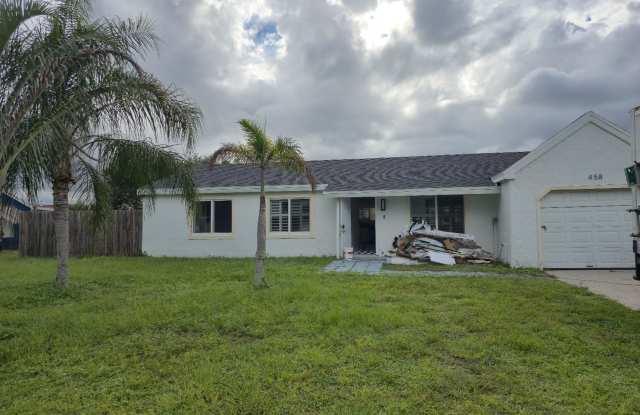 458 Southwest Bridgeport Drive Gallery 1