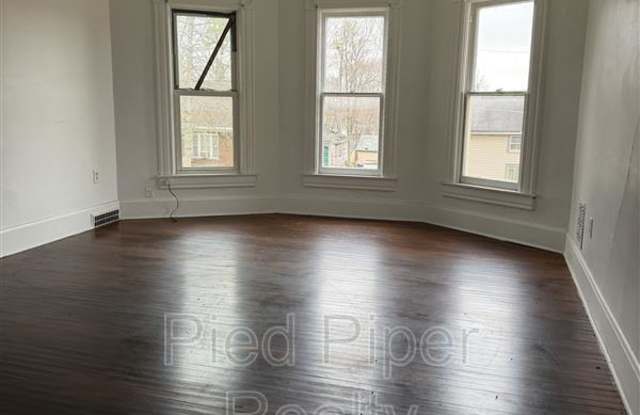 534 1/2 E Wyandotte St Gallery 2