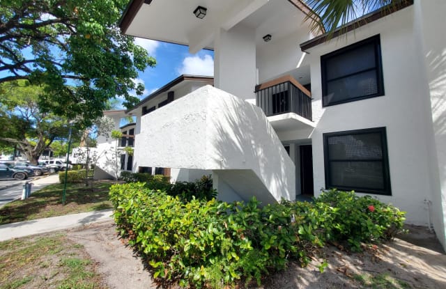 207 Lake Pointe Drive#204 - 207 Lake Pointe Drive, Oakland Park, FL 33309