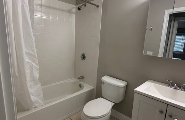 Spacious 1 Bed/ 1 Bath in Cranston! Gallery 2