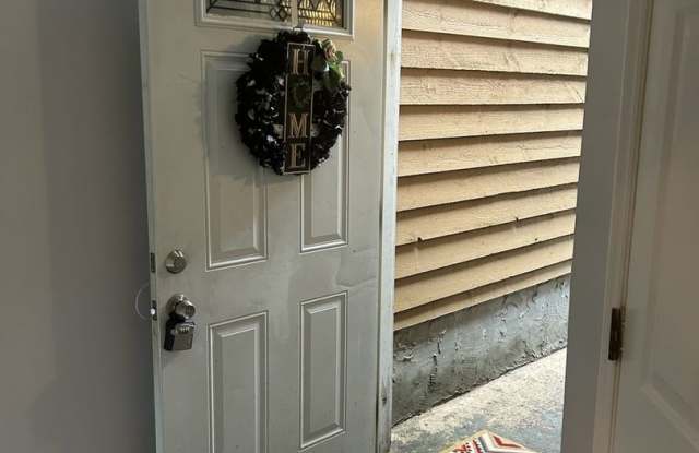 ***BACK ON THE MARKET****LIVING HERE WILL ENVY YOUR FRIENDS! LARGE 3- BEDROOM 2.5 BATH TOWNHOME Gallery 3