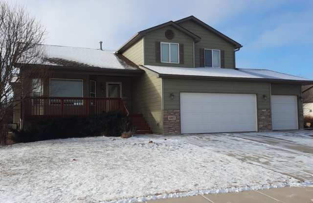 4 BED | 3.5 BATH | TRIPLE GARAGE | RED ROCKS Gallery 1