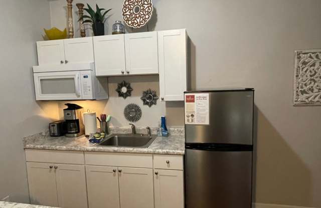 Zen Cottage: Spacious downtown suite complete with kitchenette, washer/dryer $300 Utility Fee Gallery 4