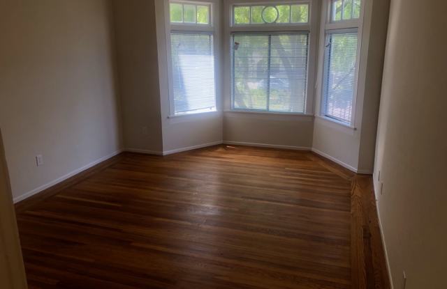 Sweet Studio. Alamo Square. Dishwasher. Microwave. Hardwood. Granite. Stainless. Laundry. Gallery 4