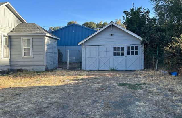 3 bedroom home on double lot close to park Gallery 3