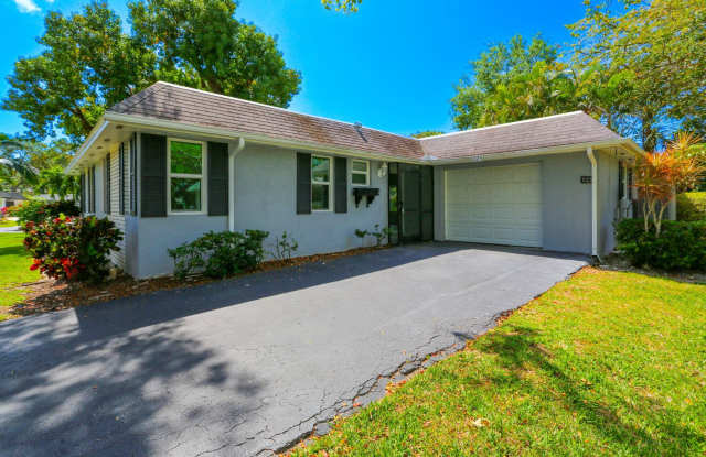 ***ANNUAL RENTAL*** 2BEDS/2BATHS***DOWNTOWN NAPLES***SINGLE FAMILY HOME*** photos photos