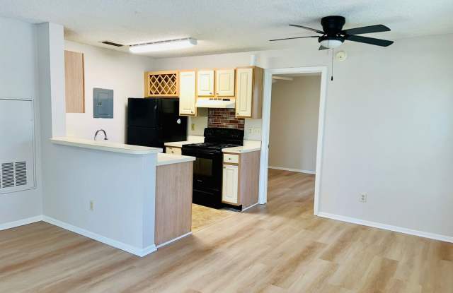 MOVE IN NOW!! NEW LAMINATE PLANK FLOORING & FRESH PAINT! Spacious 2nd floor- 2bd 2ba condo in gated community!! LARGE SCREENED IN BALCONY! Gallery 4