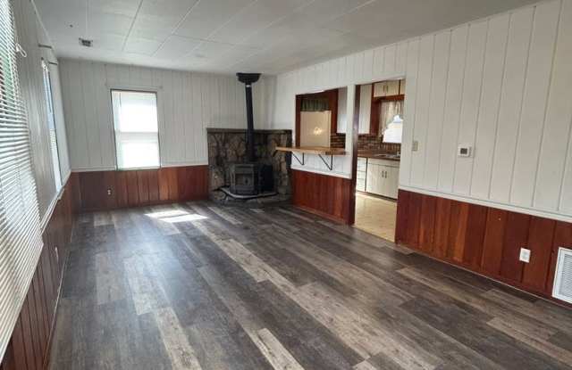 2 Bedroom 1 Bath House with Fenced Yard, Storage Shed, Off Street Parking Gallery 3