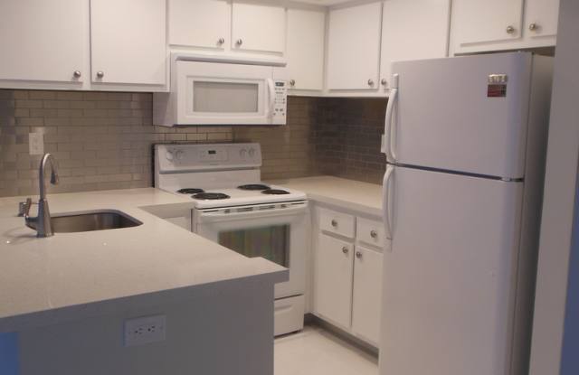 ONE BEDROOM ONE BATHROOM! WATERFRONT COMMUNITY! Gallery 1