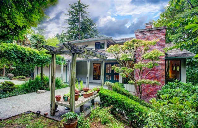 4 BEDS  3.5 BATH SINGLE FAMILY with BONUS Living Space FOR RENT - 8403 Southeast 53rd Place, Mercer Island, WA 98040