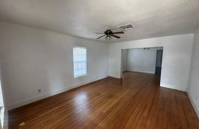 1322 N Lincoln Ave Gallery 2