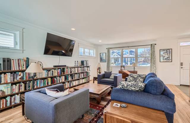Downtown Louisville 3-BDR Fully Furnished Gem Gallery 3