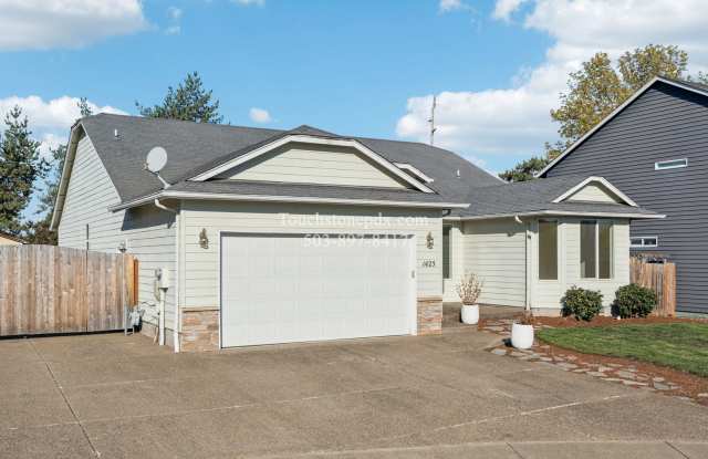 Beautiful Spacious Molalla 3 BR 2 BA Home! Gallery 3