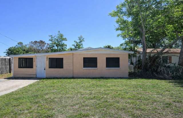 Spacious Remodeled 6BR/1BA Winter Haven Home! NO APPLICATION FEE! photos photos