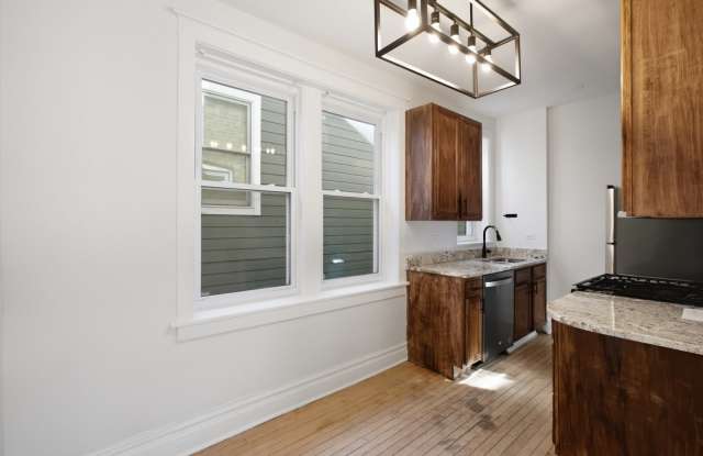 1735 West Waveland Avenue Gallery 3