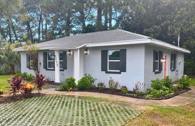 Beautifully renovated studio with extra large spa bathroom and yard - 6215 58th Avenue North, West Lealman, FL 33709